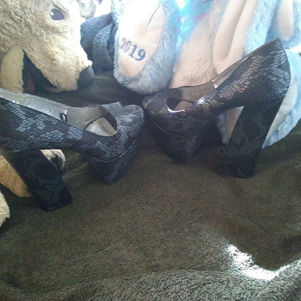 Heels - Picture 2 of 6